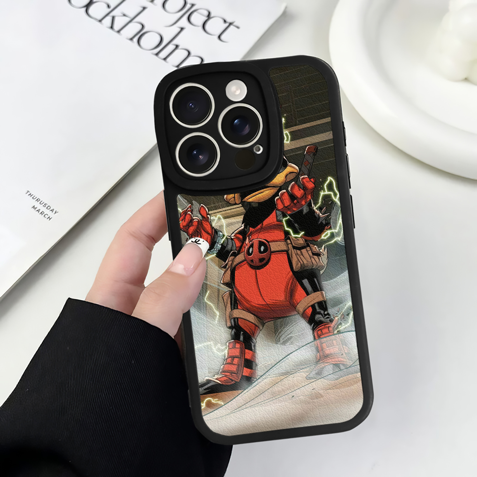 （画像用） Deadpool デッドプール 【iPhone 16シリーズ対応】シリコンスマホケース（レザー調） 材質：シリコン
